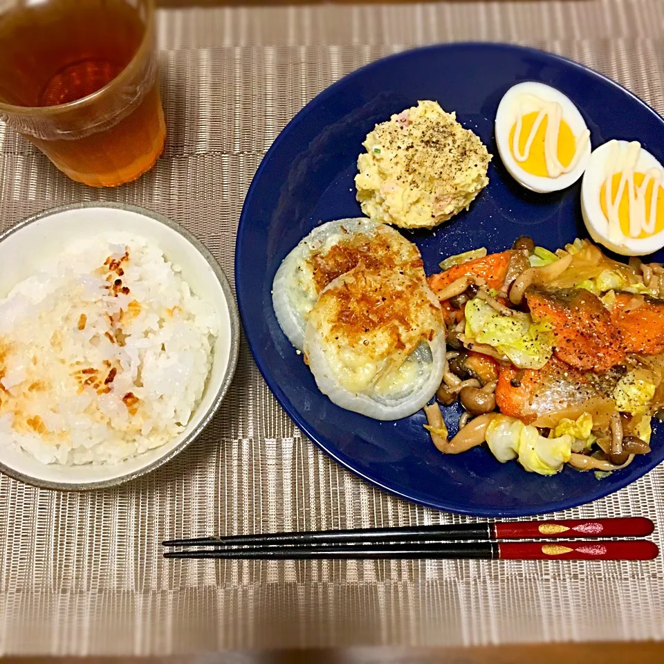 Snapdishの料理写真:4.29 ・鮭とキャベツとしめじのソース炒め ・新玉ねぎの和風チーズ焼き|たまさん