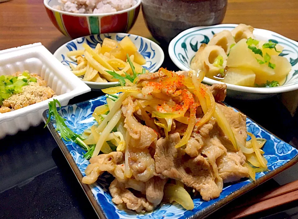 単身赴任の晩ごはん🌃🌠
豚の生姜焼きwith水菜 
大根と竹輪の煮物
納豆（大根葉、生姜、すり胡麻、醤油）
大根のめんつゆ漬、大根の皮のきんぴら
黒米麦ご飯
糵とワカメと切り干し大根の味噌汁|ぽんたさん