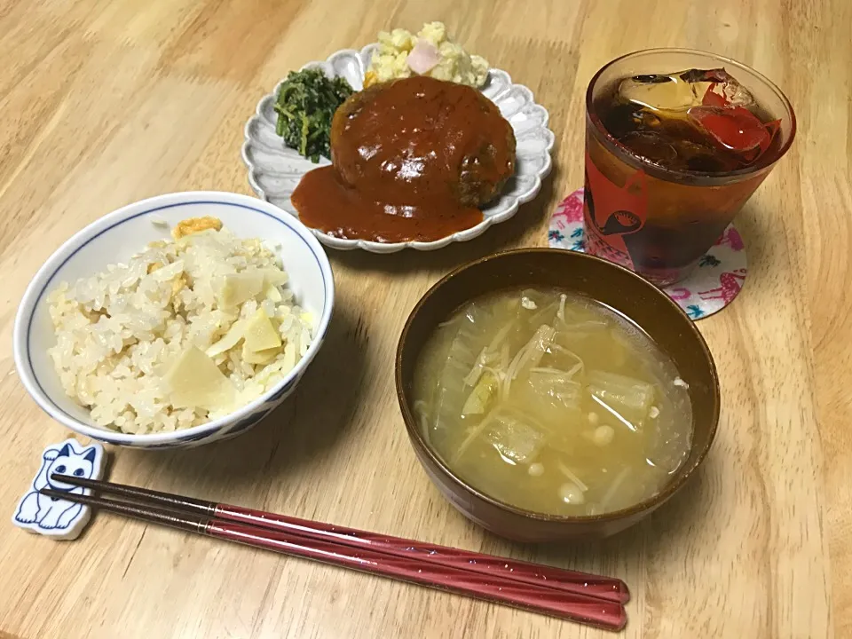 お夕飯☆ #筍ごはん #ハンバーグ #ほうれん草の胡麻和え #ポテトセロリサラダ #白菜とえのきの味噌汁  筍の季節がきましたね🤗  今年は裏年でお高い💸|とよよさん