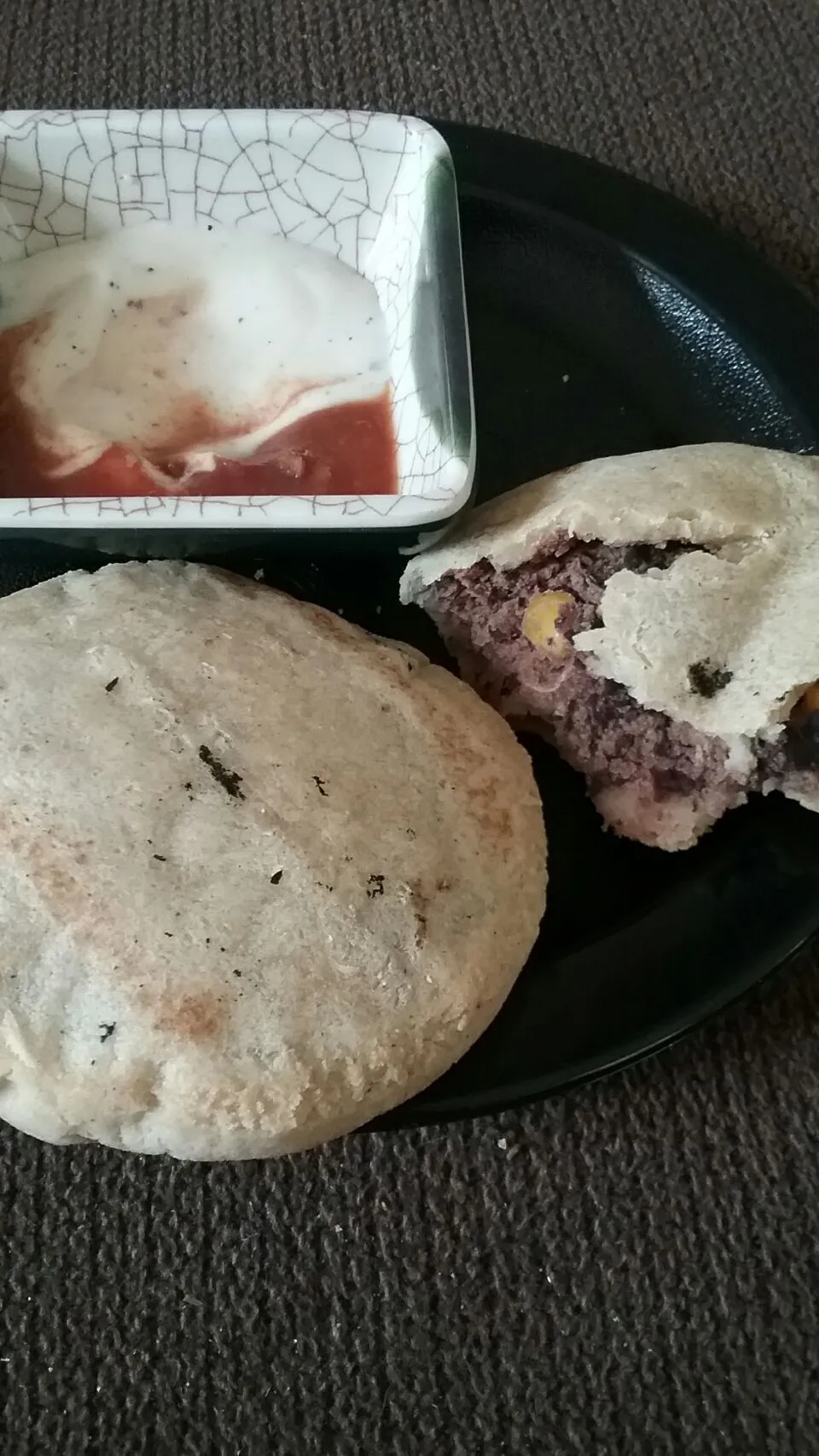 black bean and sweet corn pupusas with dip.|Polly Gelfusoさん