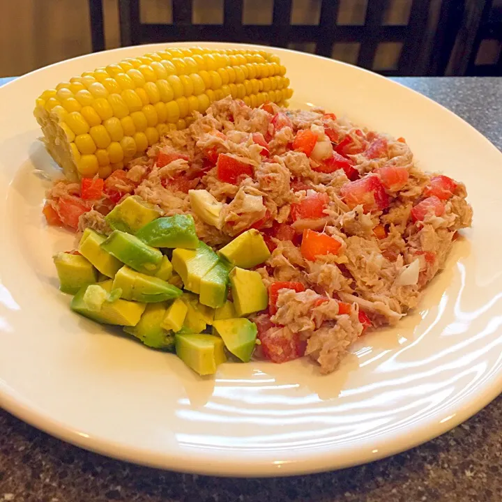 Tuna, tomatoes, red pepper
Lime, salt. Avocado. Corn.|FitMomDoc19さん