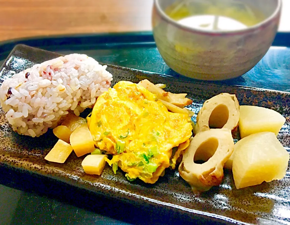 単身赴任の朝ごはん🌅☁️
  大根葉入り玉子焼き
  大根と竹輪の煮物
  大根の皮と竹輪のきんぴら
  大根のめんつゆ漬
  黒米麦ご飯
  ワカメと切り干し大根と玉ねぎの味噌汁|ぽんたさん