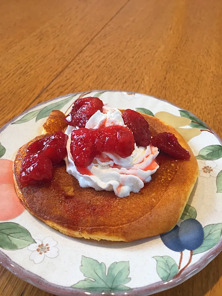 ふわふわパンケーキと手作り苺ジャム🍓|まつださんさん