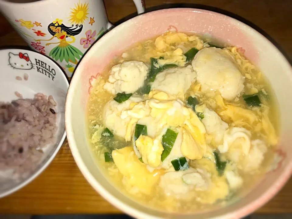 Snapdishの料理写真:ソイのつみれ、お澄まし仕立て。

骨が硬いので、目の敵くらいフードプロセッサーにかけるのがポイント。スプーンで丸めて塩分を含んだお汁に直接入れれば、タンパク質が崩れず綺麗な仕上がりに。|mikaさん