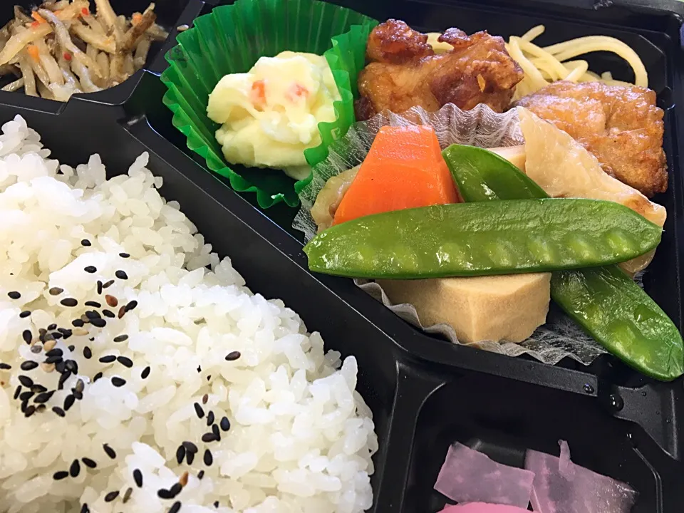 Snapdishの料理写真:単身赴任の昼ごはん🍴🌞
得々オレハ弁当260円
目先を変えたつもりが、結局、鶏と竹輪と凍み豆腐と大根が入ってる~( ´•︵•` )~|ぽんたさん