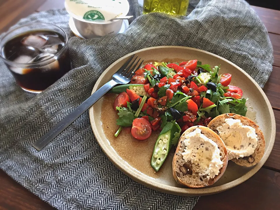 パクチー、トマト、パプリカ、オクラのサラダ🥗🍅🌿|welcomeizumiさん