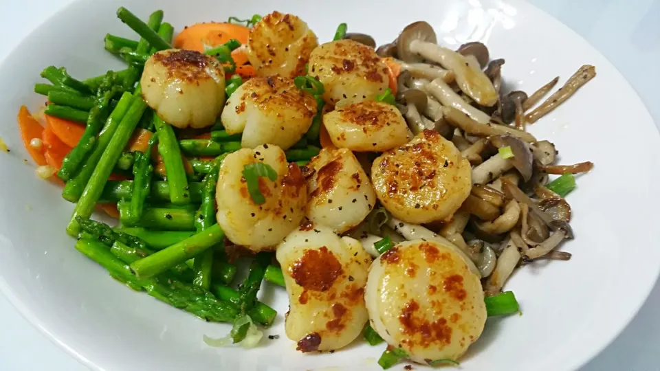 Hokkaido Scallops with asparagus & shimeiji stir fry olive oil 😍👅💋|🌷lynnlicious🌷さん