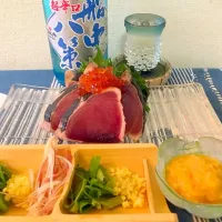 Snapdishの料理写真:鰹のタタキのイクラ掛け
色々薬味（大葉、おろし生姜、茗荷、セリ、刻み生姜、黄身味噌おろし）
司牡丹 船中八策 純米超辛口 零下生酒（高知）|藤井裕之さん