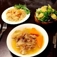 Snapdishの料理写真:鳥もも肉のスパイシー煮込み・エビピラフ・ベビーリーフのサラダ|ぺこりっちさん