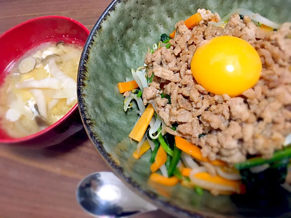 野菜たっぷりビビンバ丼&しめじと玉ねぎのお味噌汁|♡あき♡さん