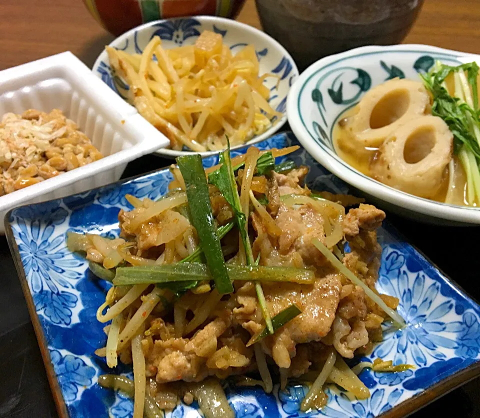 Snapdishの料理写真:単身赴任の晩ごはん🌃🌠
豚のスパイシー葱焼き
大根と竹輪の煮物 
納豆（干しえび、ネギ、醤油）
大根のめんつゆ漬
大根の皮のきんぴら
もやしナムル
ワカメと切り干し大根ともやしの味噌汁
麦ご飯|ぽんたさん