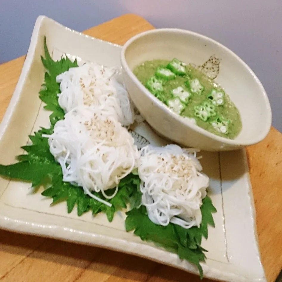 Snapdishの料理写真:昆布つゆオクラおろしde胡麻油香るネバネバ素麺|mi_neneco♪さん