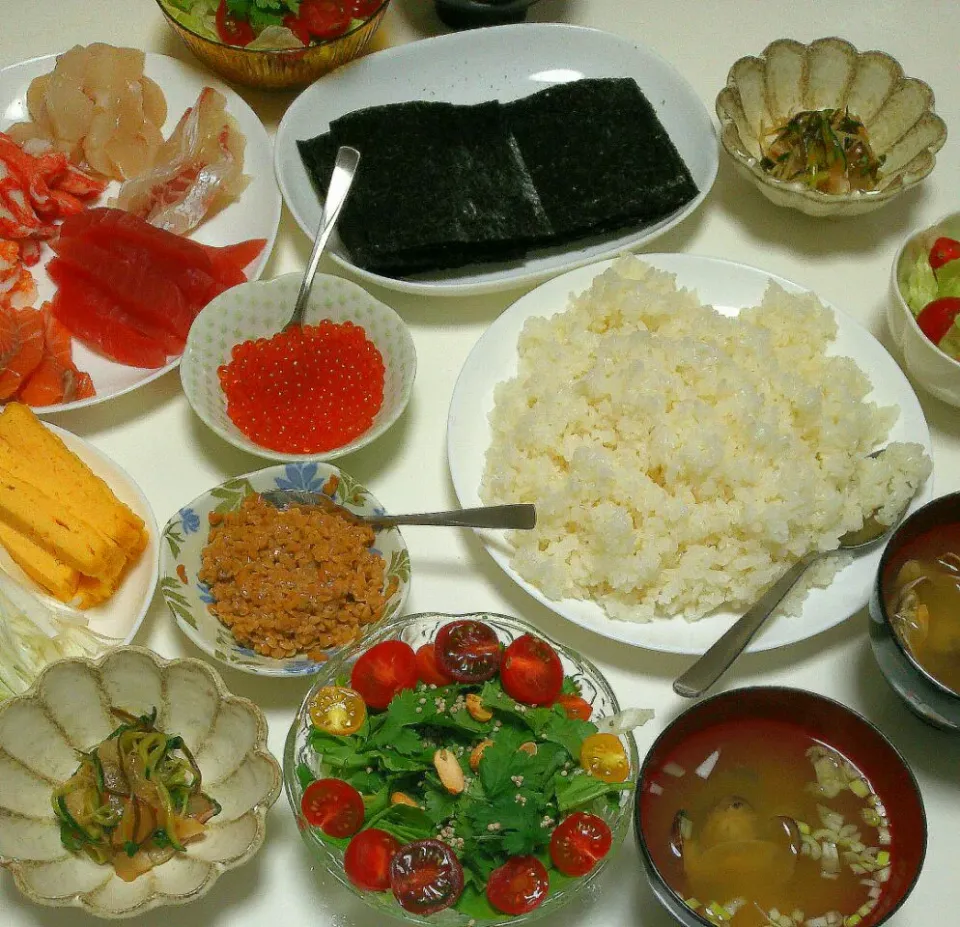 Today's dinner 🍴 Temaki-sushi
My hubby prepared these dishes 😊
#今日の晩御飯 #手巻き寿司 #おうちごはん #うちごはん #夕飯  #男の手料理|まめさん