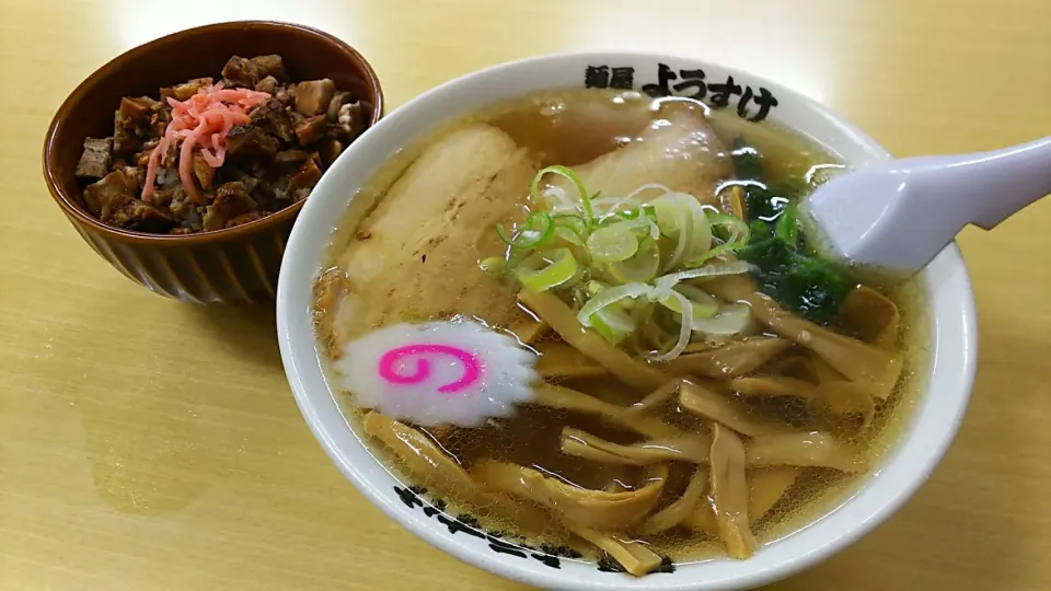 メンマラーメン&チャーシュー丼

佐野ラーメンの中でも一番人気の店だそうで。
あっさりで美味いです😃

 #ラーメン
 #佐野ラーメン
 #チャーシュー丼|kamekameさん