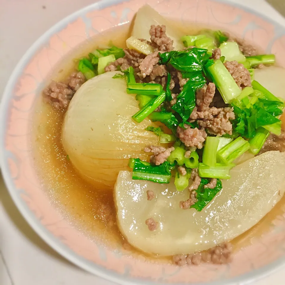 Snapdishの料理写真:丸ごと新玉とカブのトロトロ煮込み🍲|わたげさん