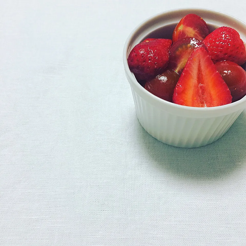 Marinated Tomatoes and Strawberry with Cayenne Pepper / トマトと苺、一味唐辛子のマリネ|Laraさん