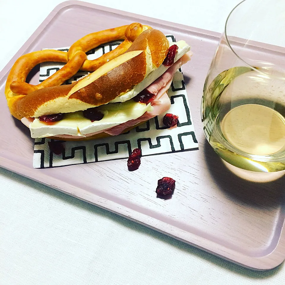 Camembert Cheese Pretzel Sandwich with Pork Loin Ham and Cranberry / プレッツェル サンドウィッチ、ロースハム&カマンベール、クランベリー|Laraさん