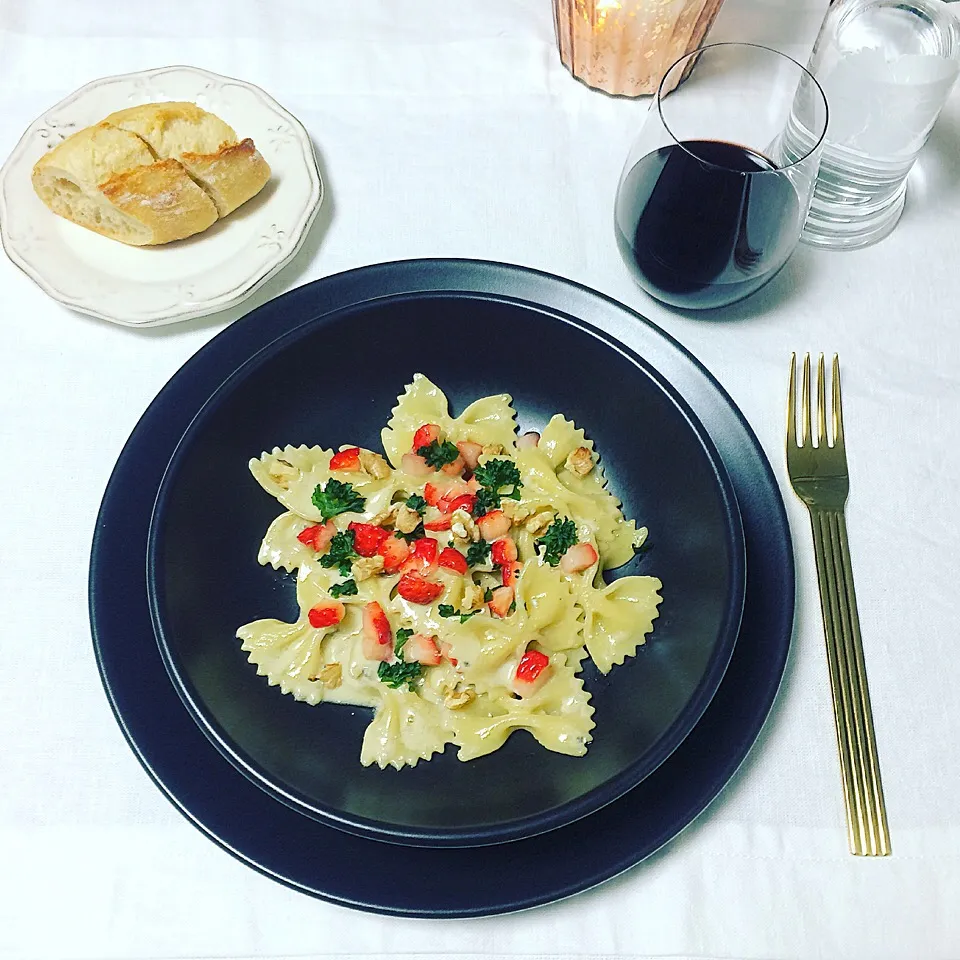 Farfalle with Gorgonzola Sauce, Walnut and Strawberry / 苺とゴルゴンゾーラのファルファッレ|Laraさん