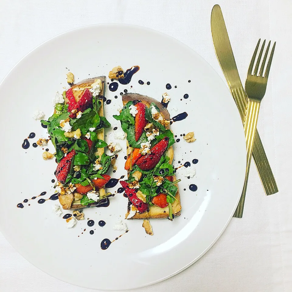 Strawberry and Watercress Open Faced Sandwich with Balsamic Reduction / 苺とクレソンのオープンサンドウィッチ バルサミック リダクション 🍓🌿|Laraさん