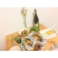 Snapdishの料理写真:休日のご飯♪美味しい赤ワインに合わせて洋食にしました ◟(∗ˊ꒵ˋ∗)◞
♡包み焼きハンバーグ
♡ブルーチーズのポテトグラタン
♡ソーセージとブロッコリーとスナップエンドウのガーリックソテー(炒めただけ)
♡グリーンサラダ
#デートごはん|ねっぴさん