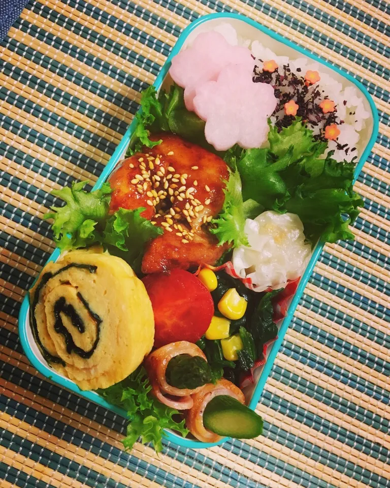 明日のお弁当
#ヤンニョムチキン#ゆかりふりかけで漬けた大根|みくみく弁当さん