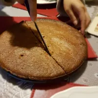 Thin layer carrot cake low sugar alternative. Made with carrots eggs self raising flour, ground cinammon and walnuts.|Wing Yung Chanさん