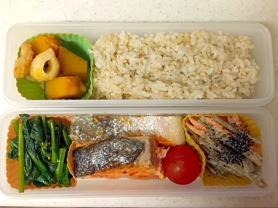 Snapdishの料理写真:☆フライパン🍳ひとつで10分お弁当☆

月曜日は簡単！にしちゃうの。
10分で全部できちゃうから、時短簡単楽ちんよ❣️

今日は鮭弁当

★焼き鮭
★のらぼう菜の辛子和え
★ごぼうサラダ
★カボチャの煮物
★押麦入り玄米ご飯

#フライパンひとつ 
#10分お弁当 
#簡単弁当 
#時短|横井朱里さん