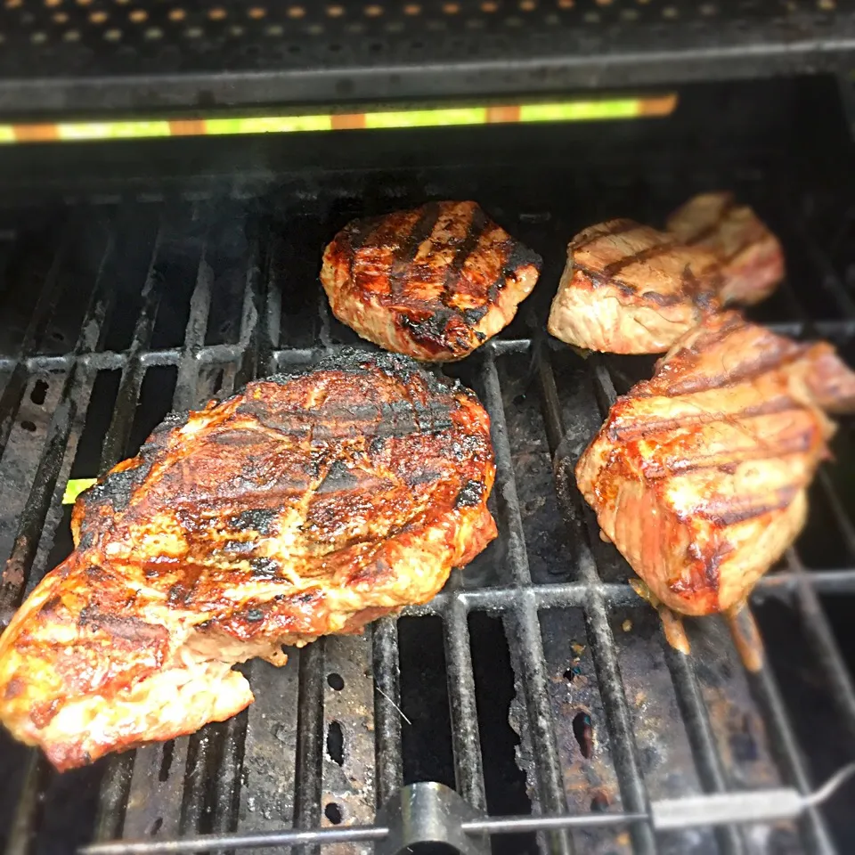 Snapdishの料理写真:Ribeye and sirloin on the grill|TJ McAfoosさん