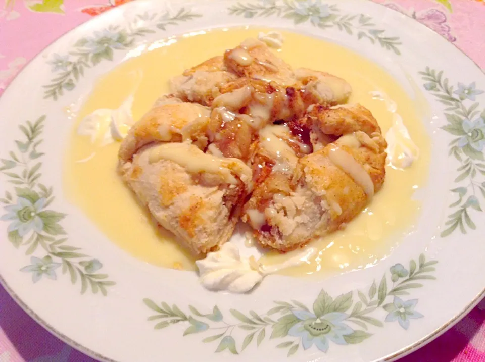 Apple pie with a vanilla sauce|John Baker Greskiewiczさん