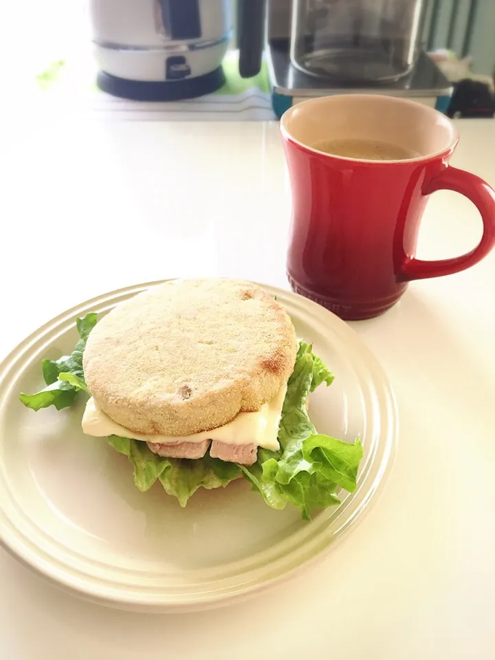 Snapdishの料理写真:イングリッシュマフィンのハムチーズサンドで朝ごはん🌤|nokorinさん