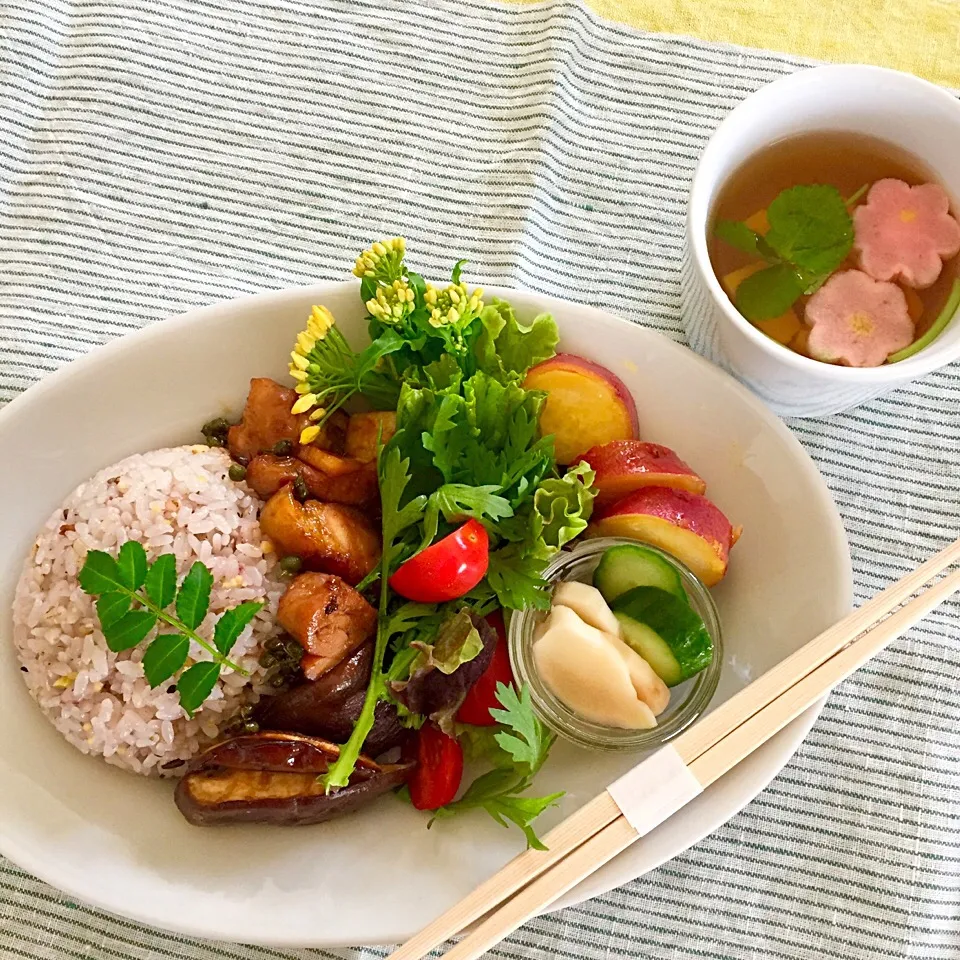 ランチプレート、雑穀ご飯と鳥と椎茸の照り焼き、五郎島金時のオレンジ煮、胡瓜と生姜の糠漬け、三つ葉と花麩の吸い物|pigronaさん