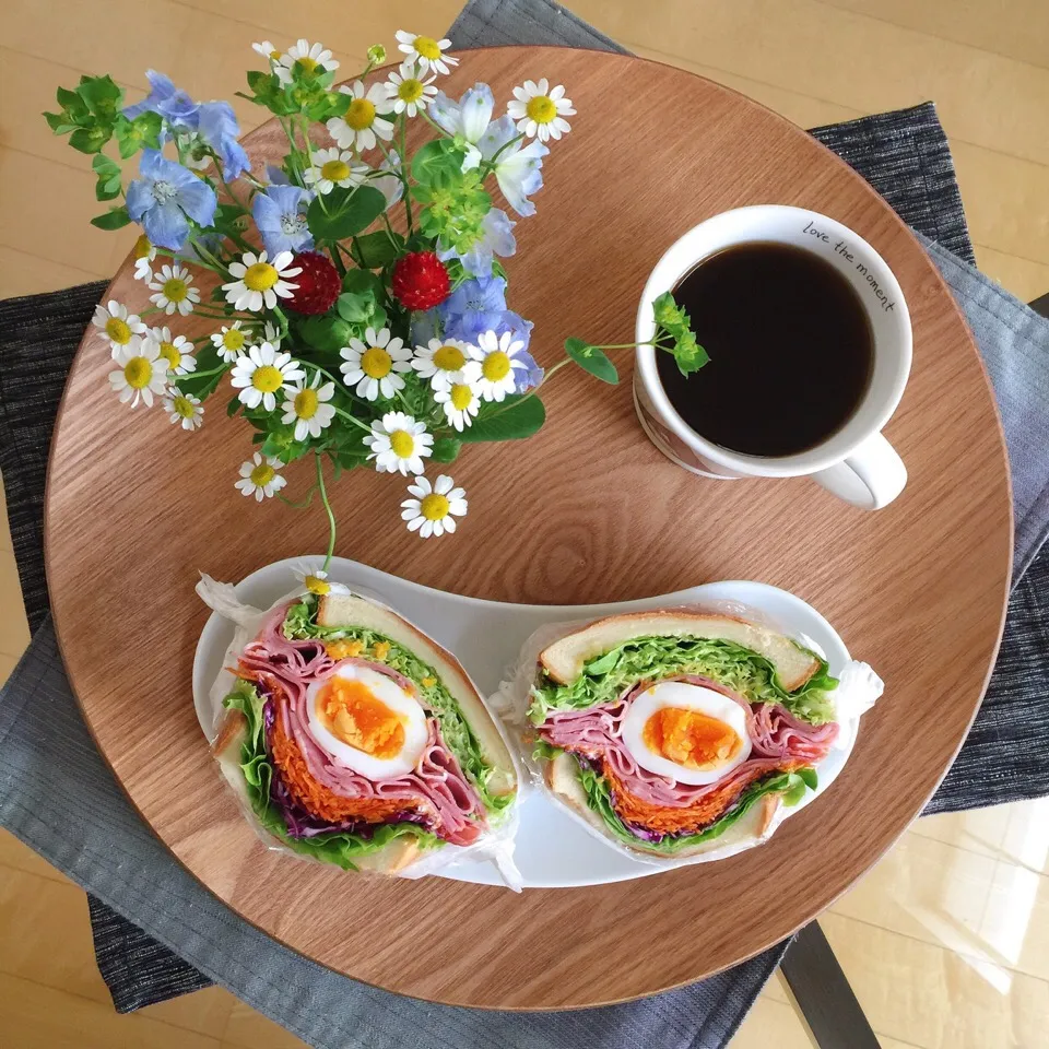 Snapdishの料理写真:5/１❤︎うすぎりポークハム&半熟たまご野菜たっぷりサンド❤︎|Makinsさん