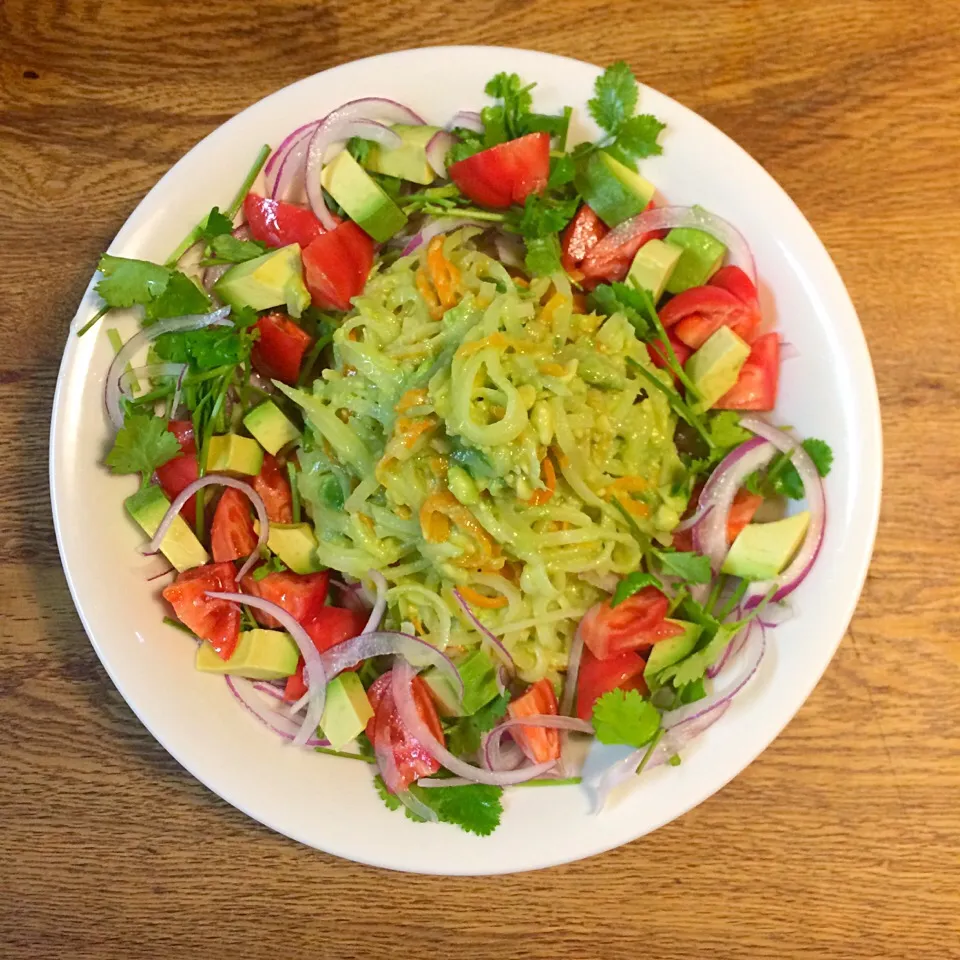 Snapdishの料理写真:vegan グルテンフリー シュガーフリー
ジャガイモと人参の麺のアボカドクリームパスタ風|makiko_aさん