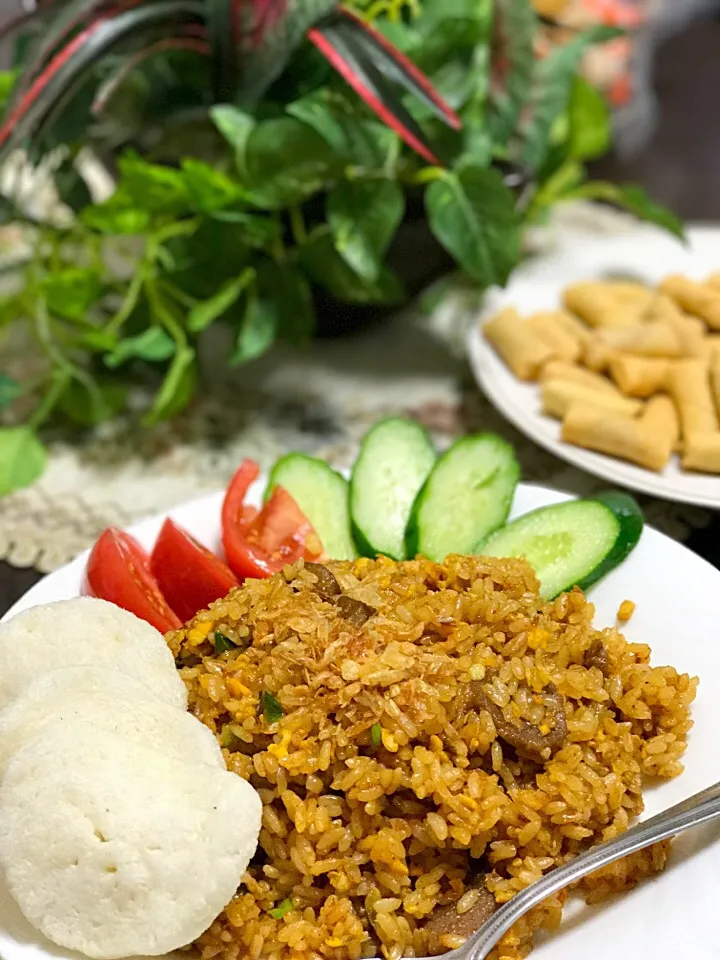 Snapdishの料理写真:インドネシア🇮🇩お友だち
nasi gorengでランチ作ってもらった|シュトママさん