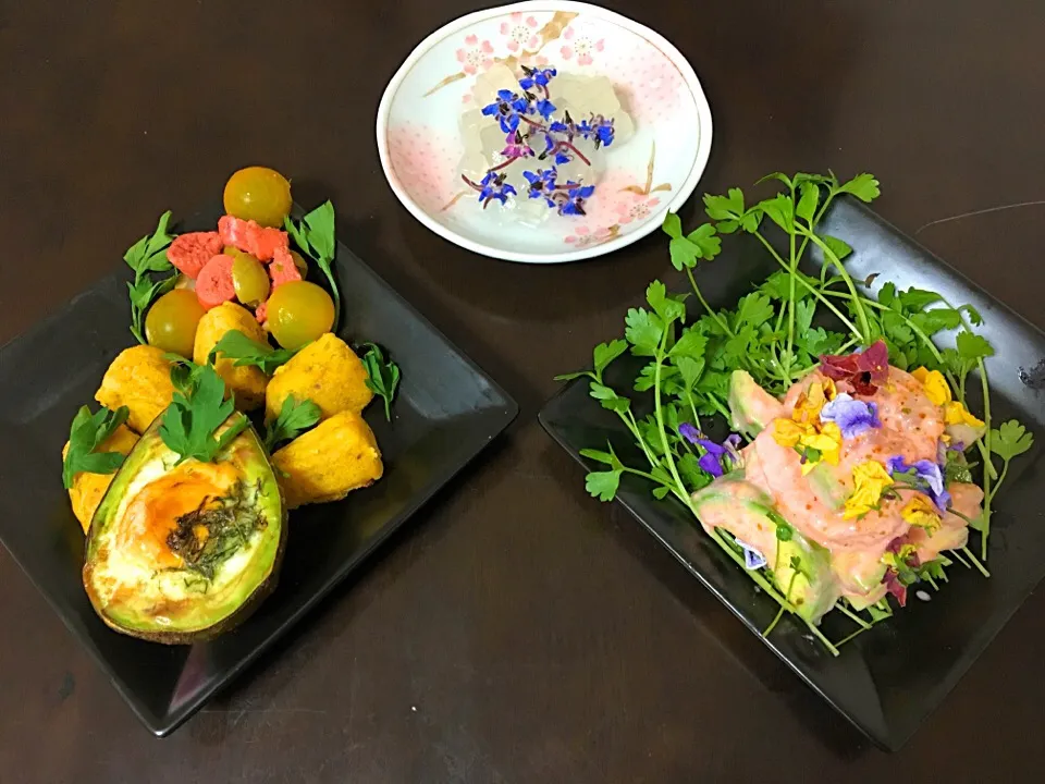 Playful lunch  Shrimp and avocado in mentaiko yogurt, salad celery. Egg in avocado with chamomile leaves. Roasted sweet potato nuggets. Mentaiko, olives|Douglas Allisonさん