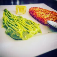 this is a lovely salty garlic spinach and herb hashbrown  crumbed in potato skin and avocado mash made with avocado, lime, lemon, pepper, salt, essential herbs |lily willingさん