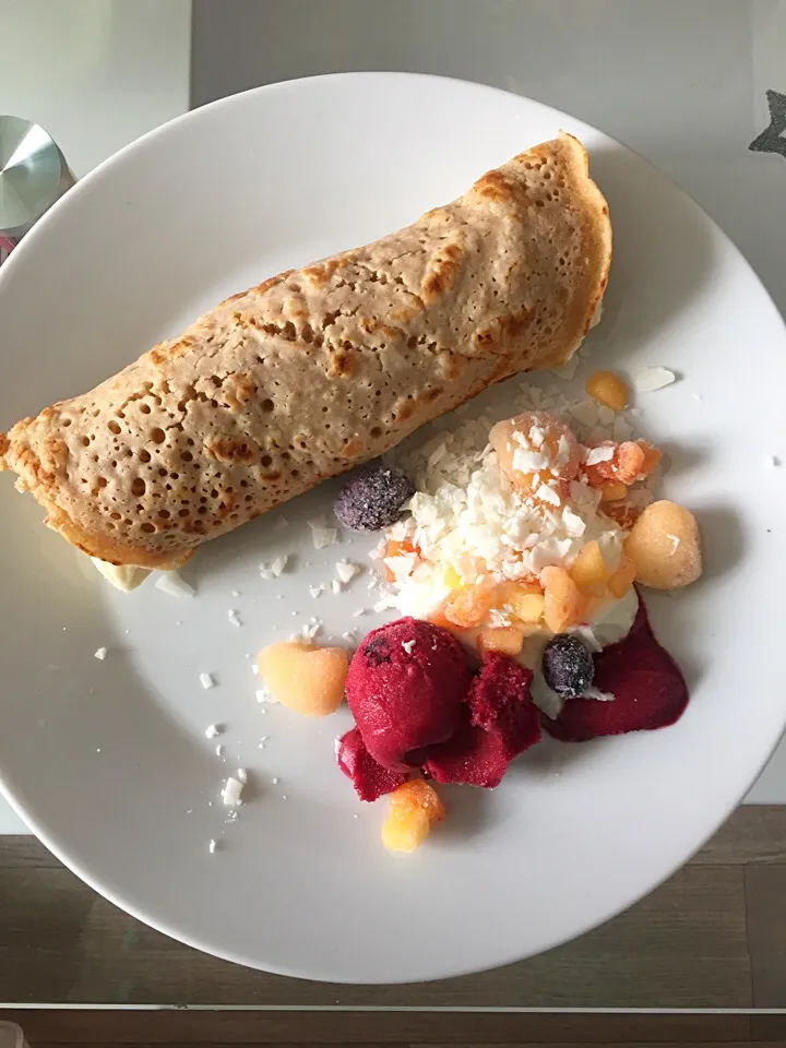 Palačinka s ovocem, jogurtem a sorbetem z černého rybízu #pancake #fruit #yogurt #sorbet #blackcurrant|LucieFoodさん