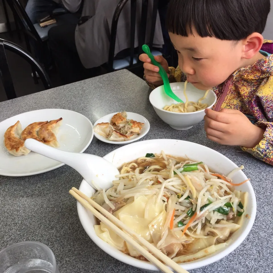 やっと息子を連れて来れた。パパの青春の味。#渋谷 #喜楽 #もやしワンタン麺 #餃子|MORiさん