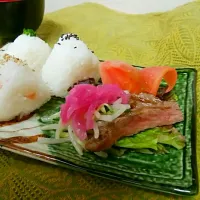 ステーキの切れ端and残りご飯おにぎりで、ひとり夕飯😉|ゆきちゃんさん