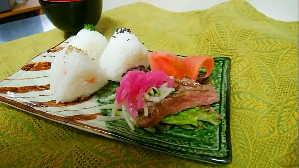 Snapdishの料理写真:ステーキの切れ端and残りご飯おにぎりで、ひとり夕飯😉|ゆきちゃんさん