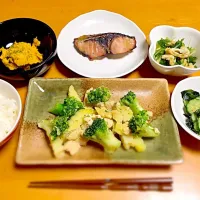 ブリの西京味噌焼き
鶏胸肉の野菜バター醤油炒め
水菜の煮びたし
きゅうりとワカメの酢の物
かぼちゃサラダ|えりこさん