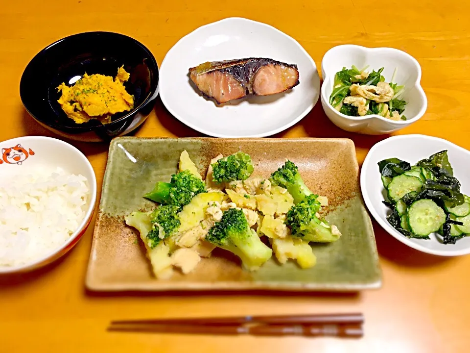 ブリの西京味噌焼き
鶏胸肉の野菜バター醤油炒め
水菜の煮びたし
きゅうりとワカメの酢の物
かぼちゃサラダ|えりこさん