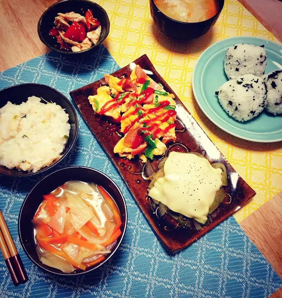 Snapdishの料理写真:朝ごはん♡

#朝ごはん#ふたりごはん#オムレツ#味噌汁#おにぎり#おにぎり#雑炊#ささみととまとのヤマサの昆布つゆ和え#ヤマサ昆布つゆ|ゆかさん