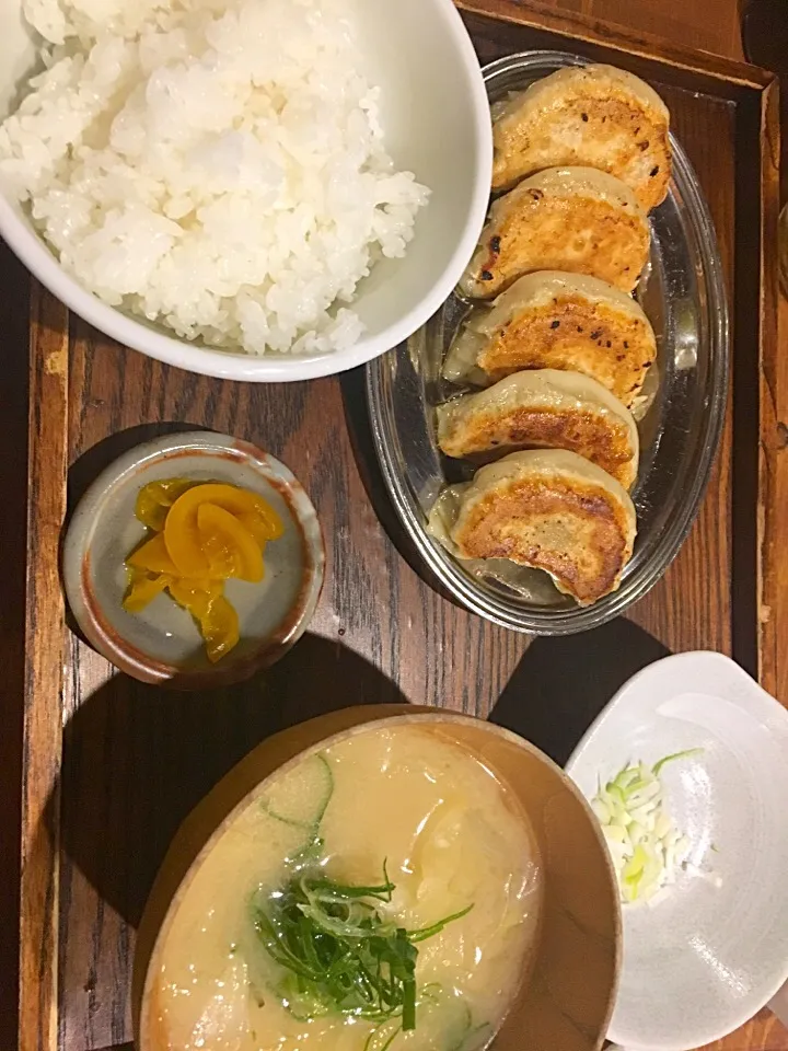 餃子専門店で餃子定食|フージさん