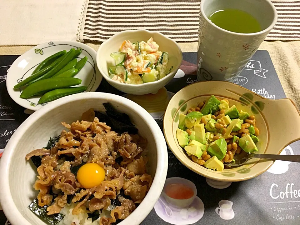 鶏切り落とし甘辛煮の丼、アボカド納豆、ポテトサラダ、スナップエンドウ塩茹で(*^｡^*)|ライムさん