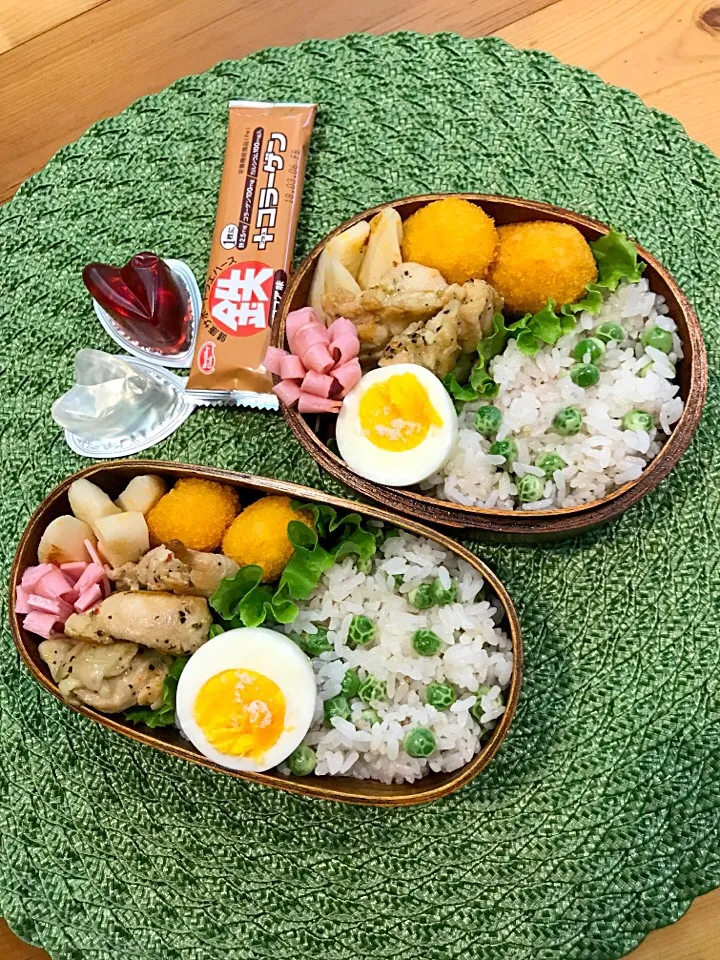 ふたり弁当

豆ごはん
ゆで卵
鶏肉のバジルソース
チーズ入り笹かま
コロッケ
レタス
ハム|ひななぎさん