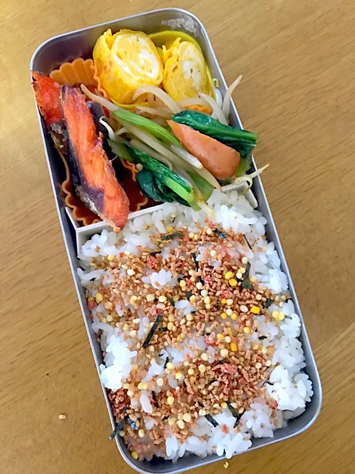 スコーンバーベキュー味ふりかけ弁当。パパセレクトお菓子味？（笑）パパ仕事弁。|めぐりんさん