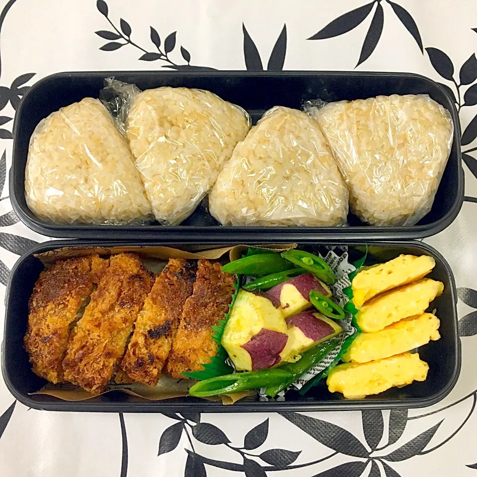 息子のお弁当 メンチカツ サツマイモのバターソテー 卵焼き スナップえんどう 肉入り玄米おにぎり|keitakumamaさん