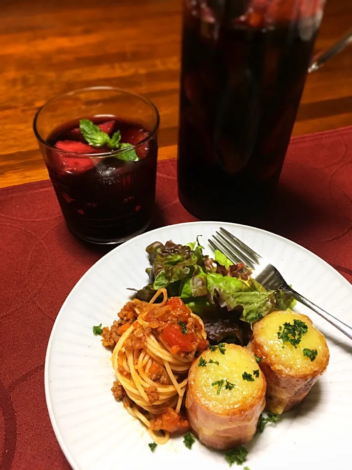 ベーコンポテトのミニグラタン と ミートソースパスタ💖 苺とオレンジの自家製サングリア✨|七味さん