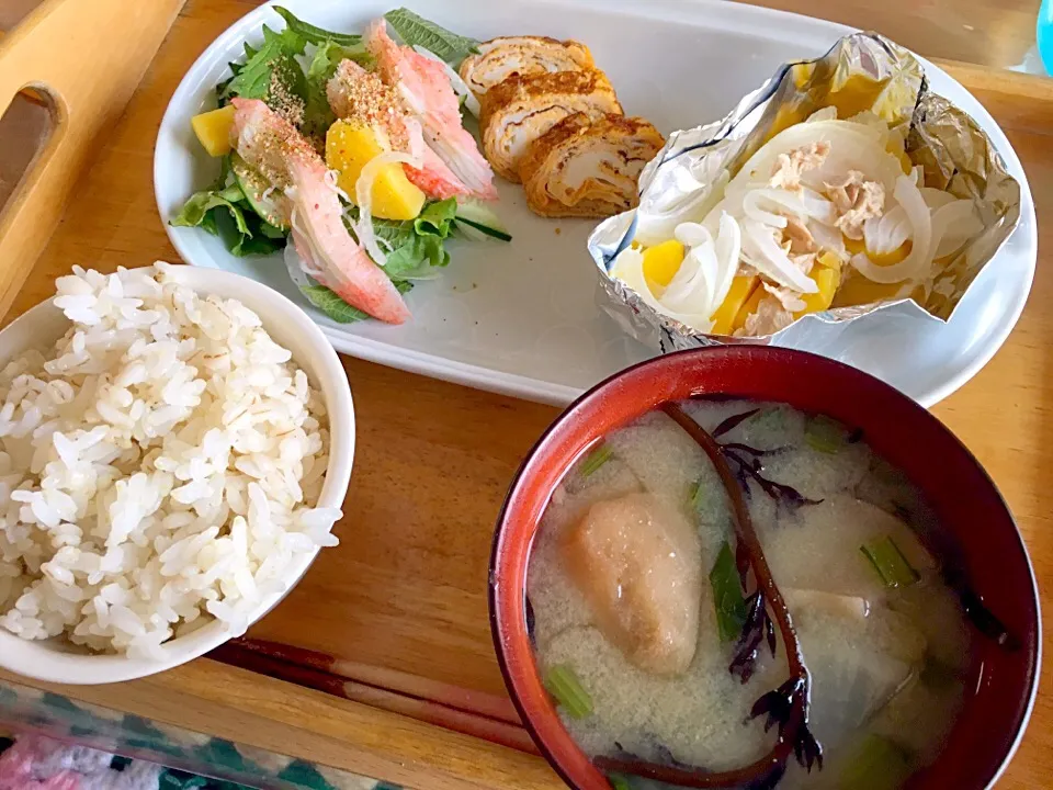 Snapdishの料理写真:晩ご飯⭐︎新じゃがサラ玉のツナマヨ焼き&ひじき味噌汁|かわちさん